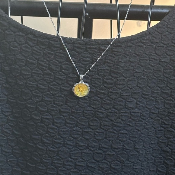 Round Shell with Girl and Feather/Flowers Carving Silver 925 Case and Chain - Picture 10 of 11